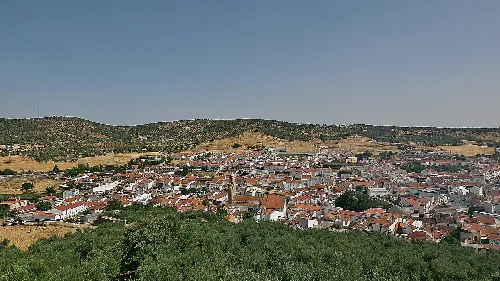 Panoramischer Blick auf Alanís mit weißen Häusern und Hügeln.