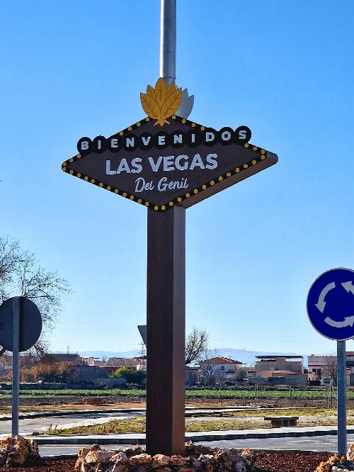 Willkommensschild für Vegas del Genil im Las Vegas Stil.