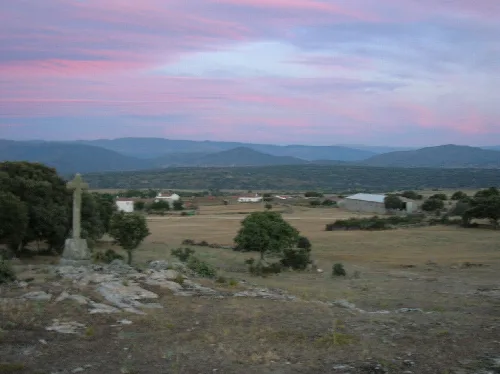 Puerta de sol y paisaje rural en Navamorales al atardecer.