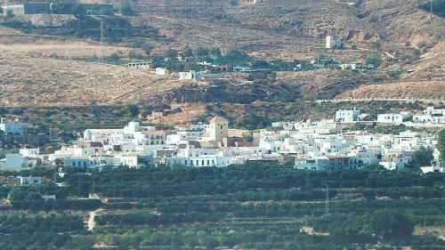 Vista aérea de casas blancas en un pueblo en un paisaje árido.