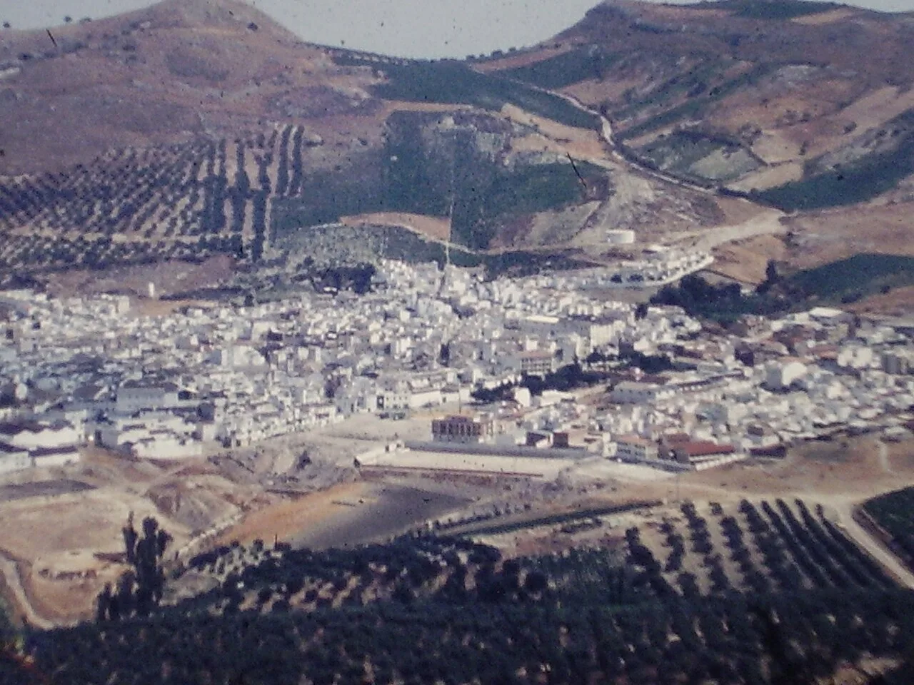 Blick auf weiße Häuser und Hügel in Doña Mencía, Córdoba.