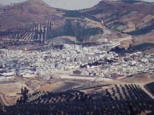 Blick auf weiße Häuser und Hügel in Doña Mencía, Córdoba.
