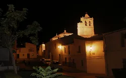 Santa Ana Kirche nachts beleuchtet in Guadalcanal, Sevilla.