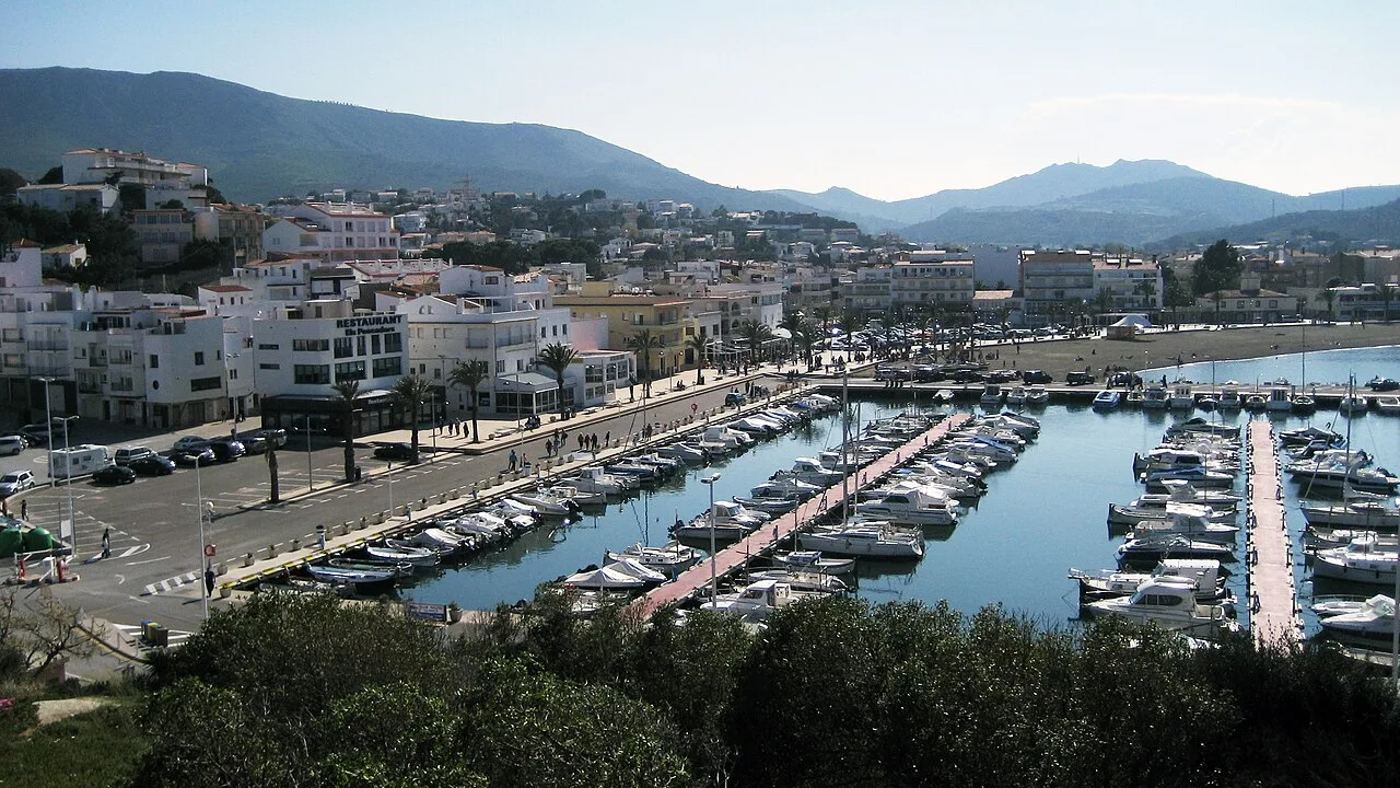 Puerto de Llançà con barcos y edificios, vista desde el Castellar.