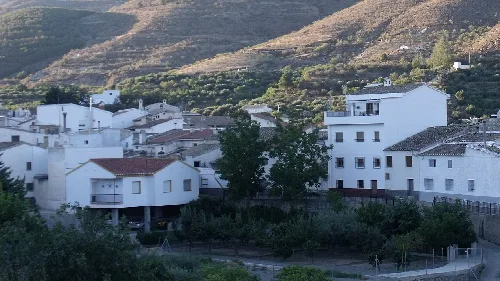 Vista de casas blancas y montañas en Bayarque, Almería