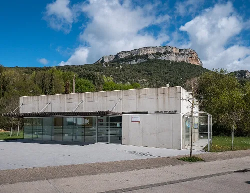 Centro de salud de Allín con montañas y cielo nublado detrás.