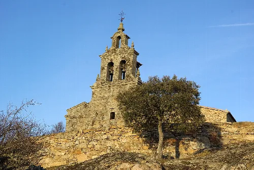 Kapelle Unserer Lieben Frau in Fariza, Zamora, mit Baum und Felsen.