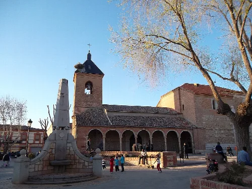 Pfarrkirche St. Michael Arcangel in Alovera mit Glockenturm und historischer Fassade.