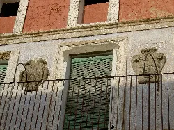 Fachada del Palacio de los Carvajal con escudos y ventana en Ibahernando.