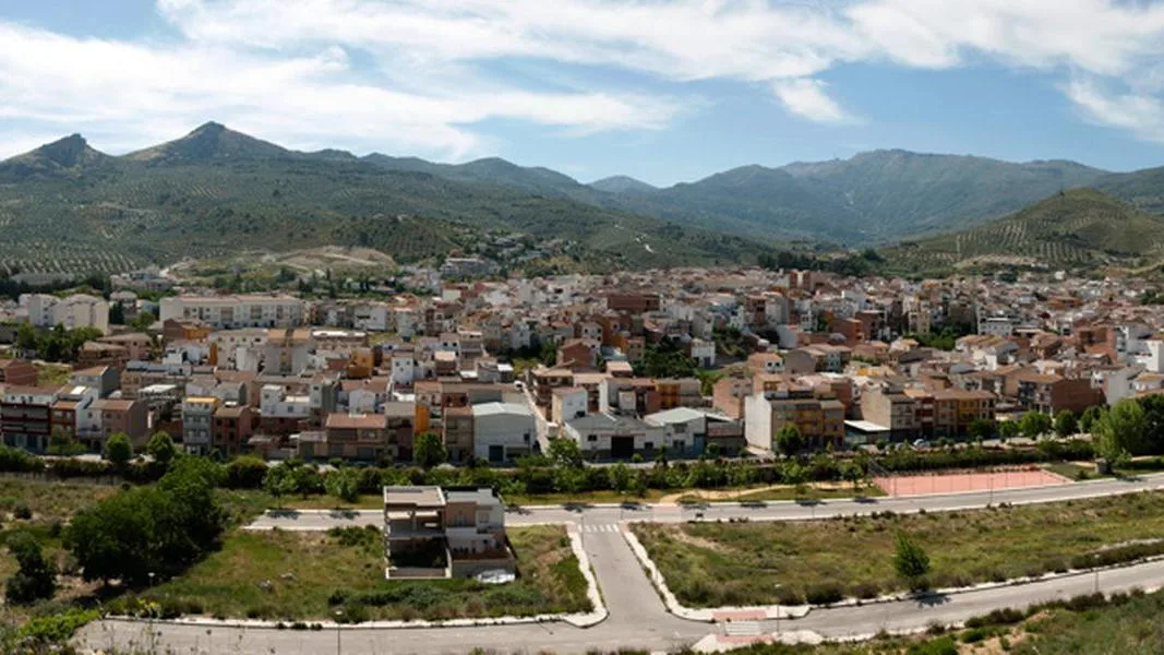 Viviendas y montañas en Los Villares, Jaén, España.
