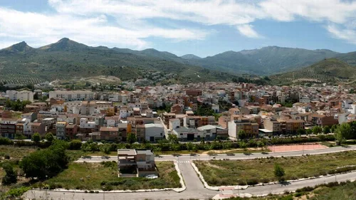 Häuser und Berge in Los Villares, Jaén, Spanien.