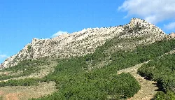 Ansicht von Gesteinsformationen und einem liegenden Antiklinal in Utrillas, Teruel.