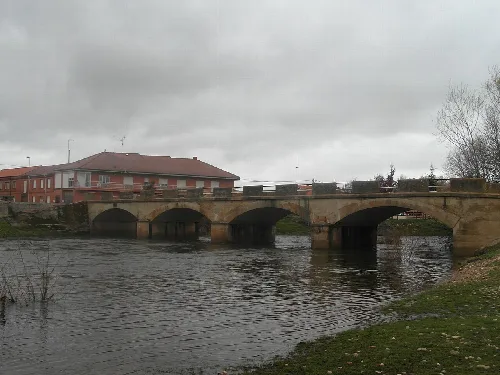 Steinbrücke über den Tuerto-Fluss in Santa María de la Isla.