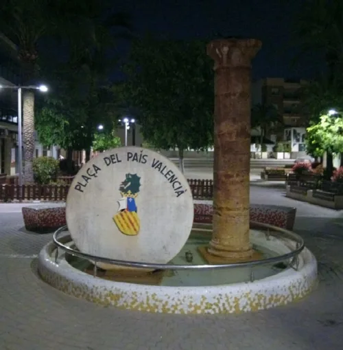 Plaça del País Valencià mit einer Säule und einem Schild in der Mitte.