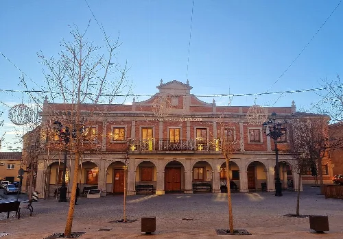 Albolote Rathaus mit Bögen und Balkonen.