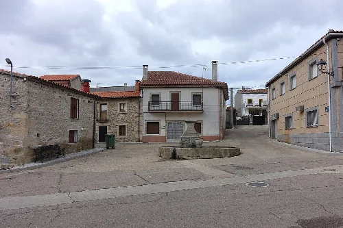 Calle Rollo, en Peñaparda (Salamanca, España).