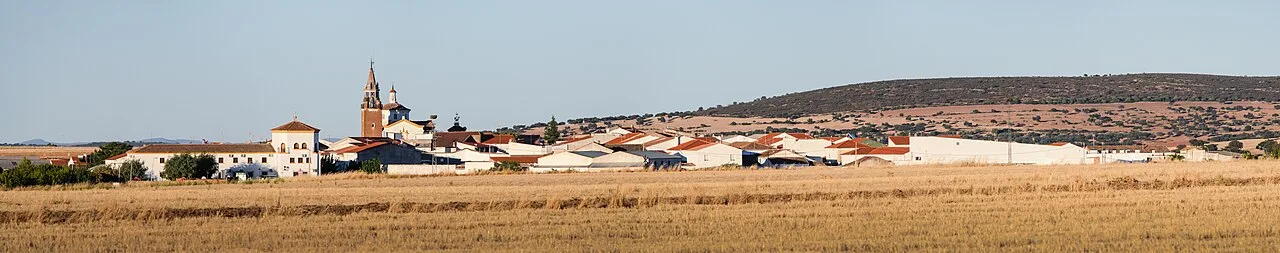 Vista panorámica del pueblo de Valsequillo en Córdoba, con iglesia y casas en un paisaje llano.