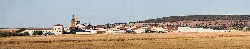 Vista panorámica del pueblo de Valsequillo en Córdoba, con iglesia y casas en un paisaje llano.