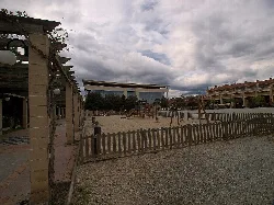 Plaza del ayuntamiento con zona de juegos y edificios modernos.