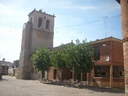 Kirche und Turm in Morales de Toro, Zamora.