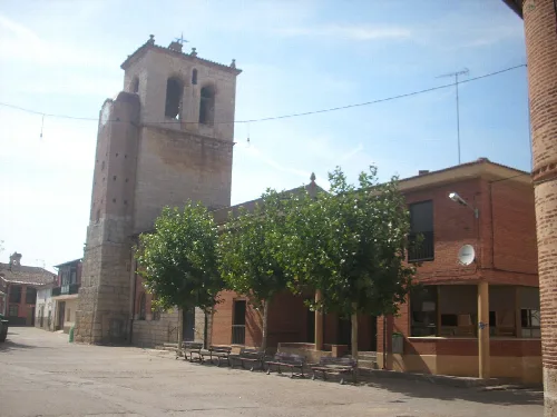Kirche und Turm in Morales de Toro, Zamora.
