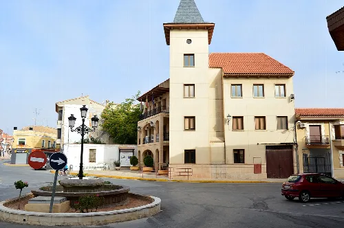 Edificio del ayuntamiento con torreón y balcones en Madrigueras.