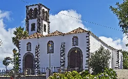 Weiße Kirche mit Turm und Vulkanstein-Details in Tacoronte.