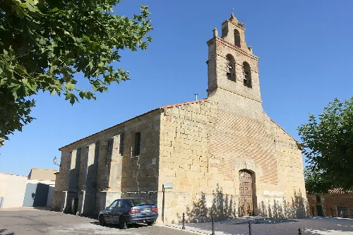 Kirche der Himmelfahrt in Guarrate, Zamora, mit Turm und Steinfassade.