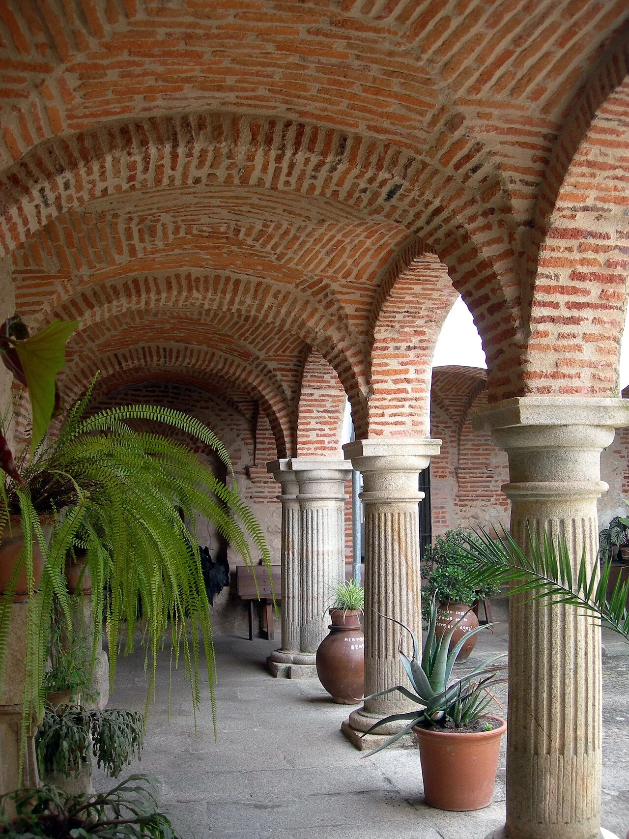 Vista del Clautro del convento El Palancar
