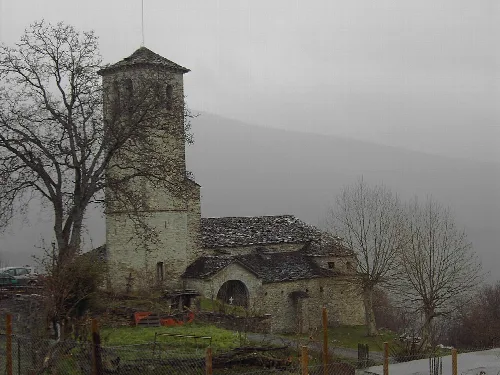 Iglesia de Fanlo, en la comarca oscense de Sobrarbe, vista bajo la ventisca. Aguanieve en Abril; se cumple el dicho local "En Fanlo, la nieve de octubre a mayo".