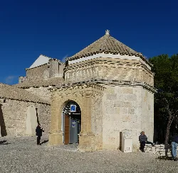 Torre Ochavada de piedra con tejado de tejas en Estepa, Sevilla.