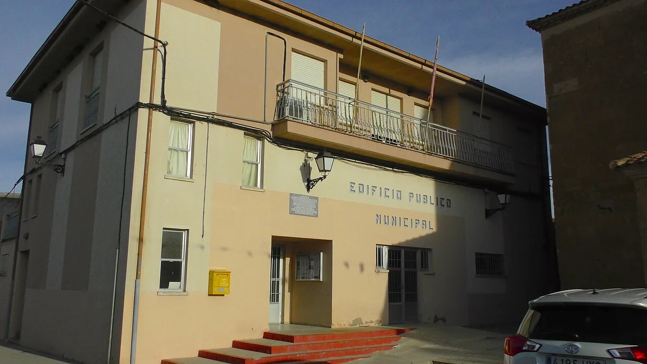 Building with a sign that says 'Municipal Public Building' in Villalazán.