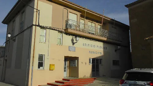 Gebäude mit einem Schild, das 'Öffentliches Gemeindebau' in Villalazán sagt.