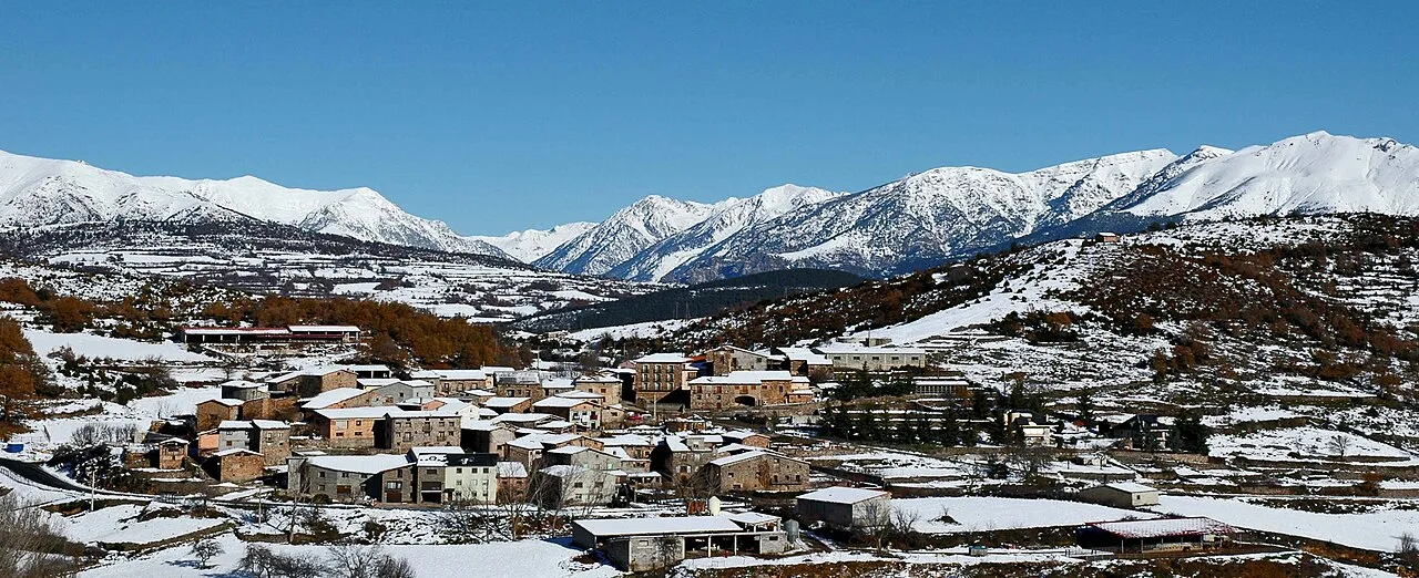 Vista de Bonansa, Aragón, España con nieve.