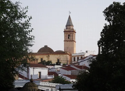 Iglesia con torre y tejados blancos en Calañas, Huelva.