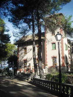 Museum building with trees and a street lamp in front.