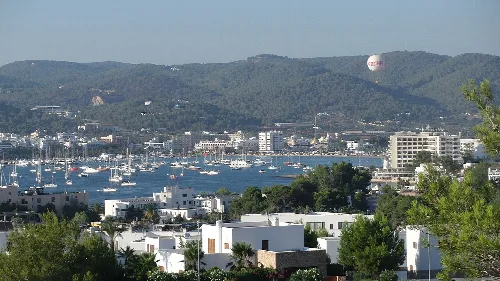 Panoramablick auf die Bucht mit Booten und Gebäuden in Ibiza.