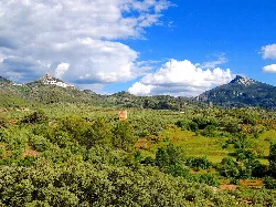 Paisaje con torres y montañas en Orcera.