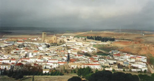 Panoramablick auf Belmonte vom Schloss, mit weißen Häusern und Hügeln im Hintergrund.
