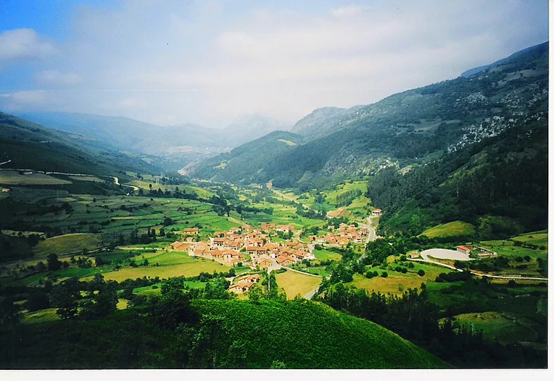Berglandschaft mit Dorf und grünem Tal in Cabuérniga