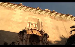 Fachada de una iglesia con detalles arquitectónicos y escultura en la entrada.
