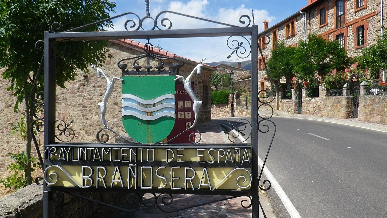 Sign with shield and text that says 'Ayuntamiento de España Brañosera'.