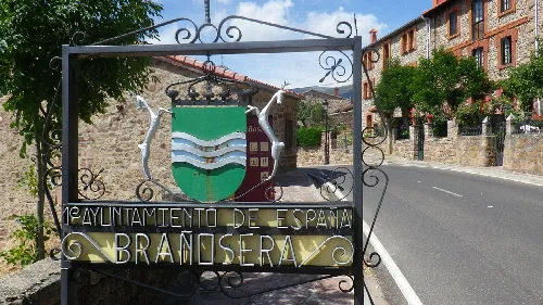 Sign with shield and text that says 'Ayuntamiento de España Brañosera'.