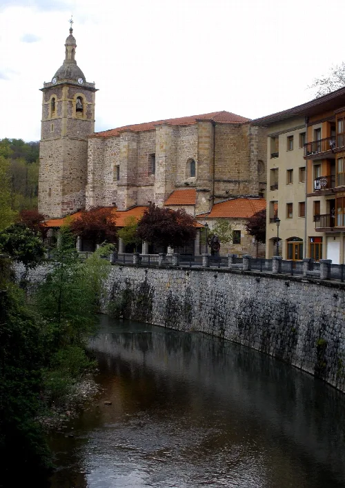 Agauntza-Fluss und San Miguel Kirche in Lazkao, Guipúzcoa.