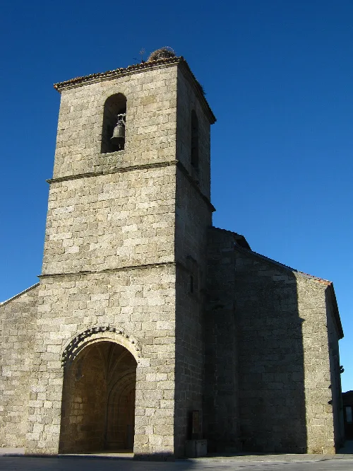 Iglesia de Fuenterroble de Salvatierra con torre y campana.