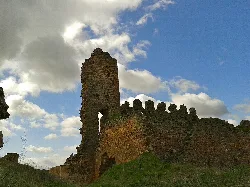Ruinen eines Castro mit Turm und Mauern in San Cebrián de Castro.