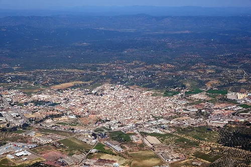 Luftaufnahme von Bailén mit Stadt und Land in Jaén.