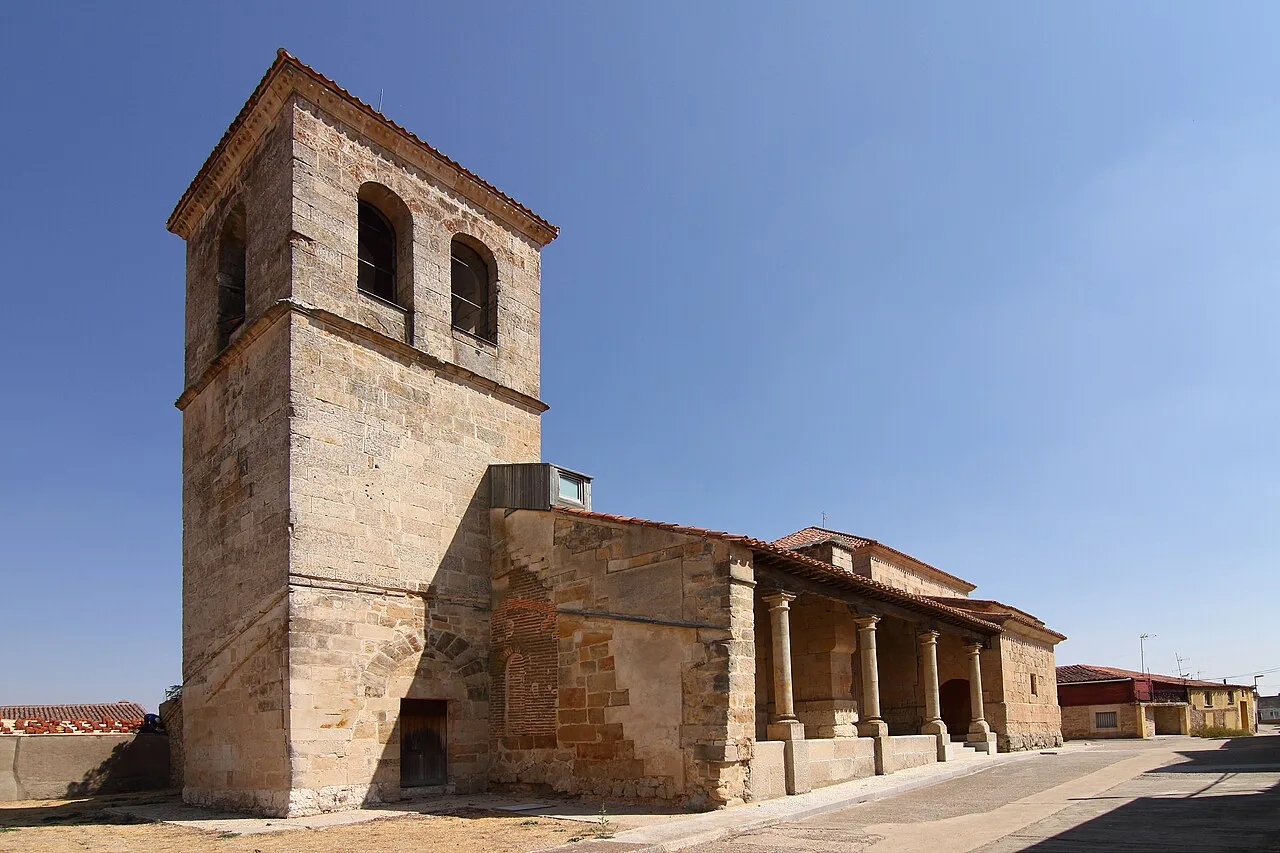 Kirche der Kreuzerhöhung in Palencia de Negrilla mit Turm und Steinfassade.