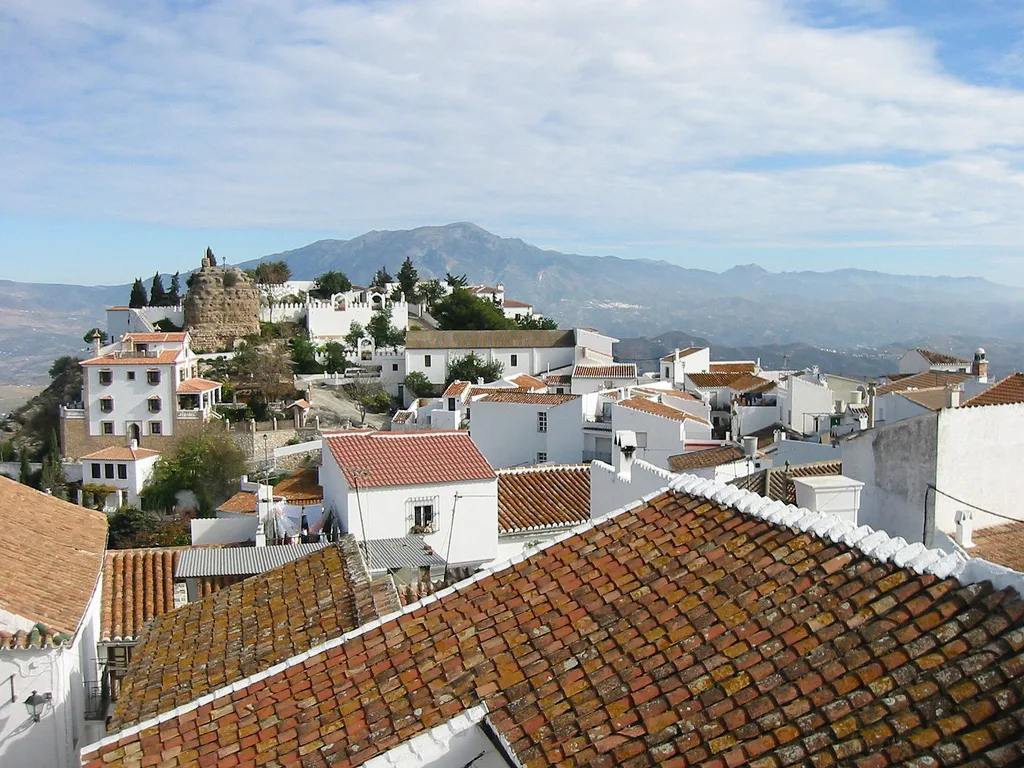 Tejados de tejas y casas blancas en Comares, Málaga.