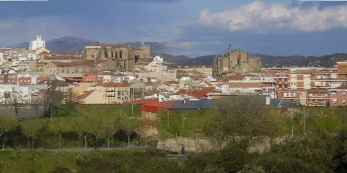 Panoramablick auf Plasencia mit Gebäuden und Stadtmauern.